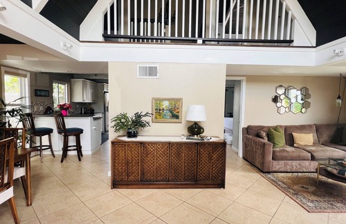 Newport Shores Casa | Classic A-Frame Newport Shores House - walk to the beach!