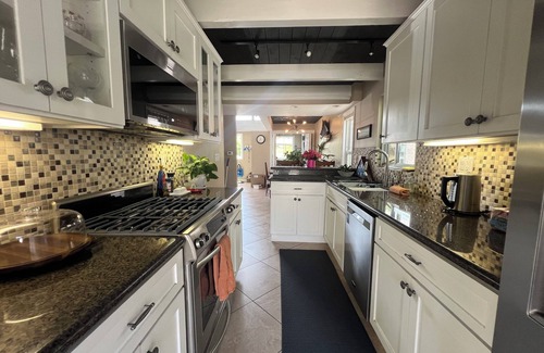 Newport Shores Casa | Classic A-Frame Newport Shores House - walk to the beach!