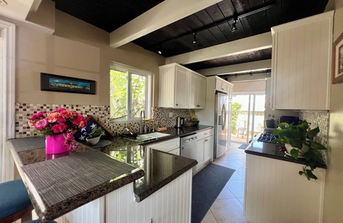 Newport Shores Casa | Classic A-Frame Newport Shores House - walk to the beach!
