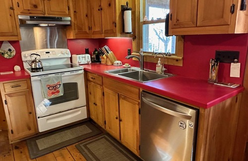 Hadley Otro | Classic Adirondack Lakefront Cottage; 75' Dock; 210 Private Acres for hiking