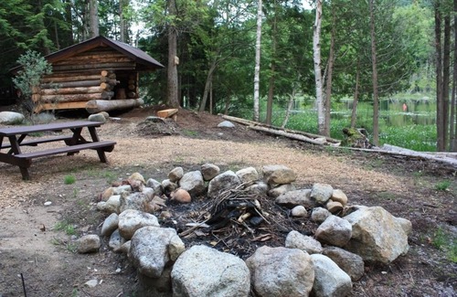 Saranac Lake Casa | Clásico Adirondack Lean-a con ducha, pozo de fuego, muelle y la zona ribereña