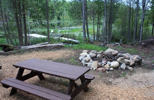 Saranac Lake Casa | Clásico Adirondack Lean-a con ducha, pozo de fuego, muelle y la zona ribereña
