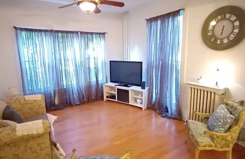 Frankford Apartamento | Classic and spacious beauty