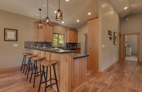 Tahoe Paradise Casa | Classic Arcade, Foosball, Telescope, Built in 2020, Spa + 10mins to Lake – Paradise Point