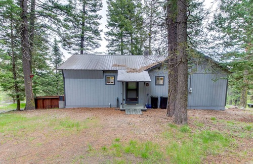 Cascade Cabina | Classic cabin with views, guest suite, and forest acccess