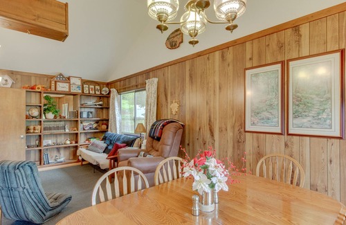Cascade Cabina | Classic cabin with views, guest suite, and forest acccess