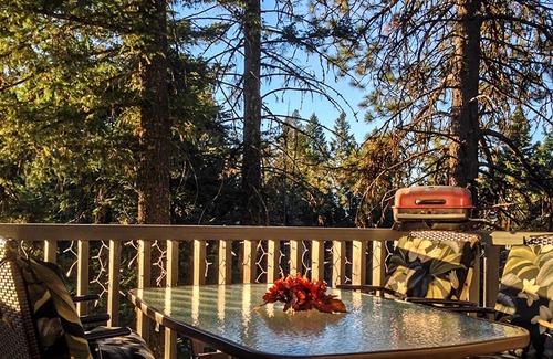 Cascade Cabina | Classic cabin with views, guest suite, and forest acccess