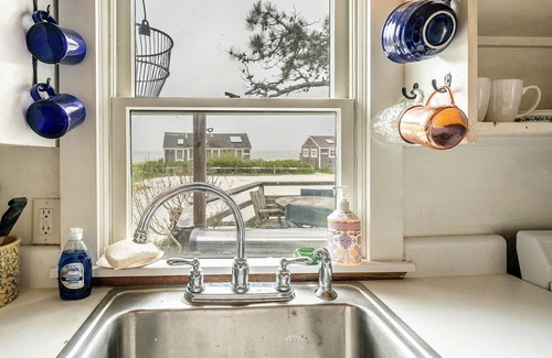 Wellfleet Cabaña | Classic Cape Cod Beach Cottage Steps to Private Beach or Stroll to Town! A/C !