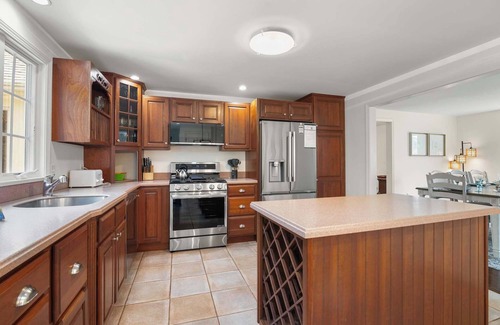 South Harwich Casa | Classic Cape, Walk to Red River Beach!