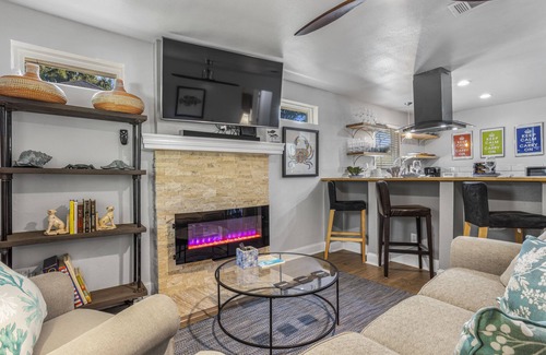 Gulfport Cabaña | Classic Cottage just mins to the Beach and Downtown!