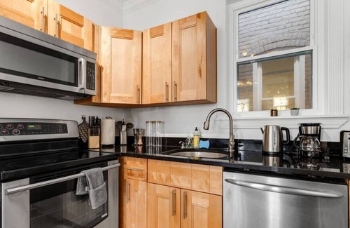 Truxton Circle Casa | Classic DC Rowhome, 2-Bedrooms / Close to METRO