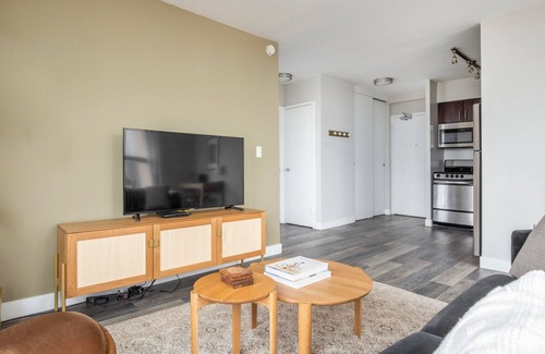 Edgewater Beach Apartamento | Classic Edgewater 1BR w/ Gym, Deck & Lounge, nr L, by Blueground