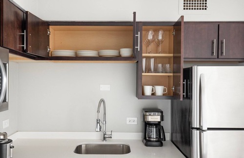 Edgewater Beach Apartamento | Classic Edgewater 1BR w/ Gym, Deck & Lounge, nr L, by Blueground