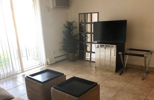 Maple Heights Apartamento | Classic Elegance with Assigned Parking
