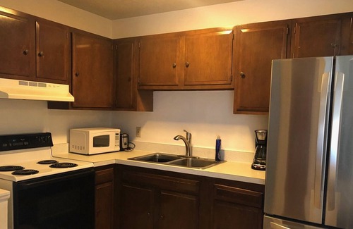 Maple Heights Apartamento | Classic Elegance with Assigned Parking