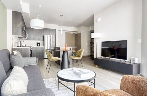 Central District Apartamento | Classic Fremont 1BR w/ Roof Deck, Pool & Spa, near TJ & WF, by Blueground