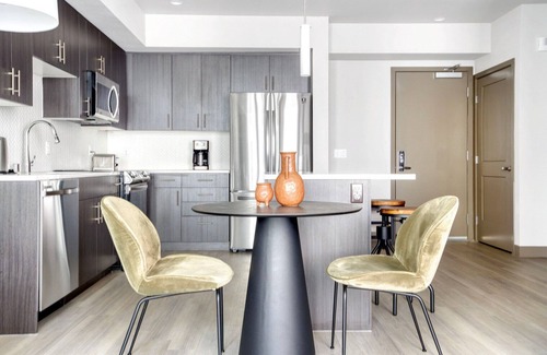 Central District Apartamento | Classic Fremont 1BR w/ Roof Deck, Pool & Spa, near TJ & WF, by Blueground