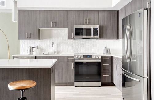 Central District Apartamento | Classic Fremont 1BR w/ Roof Deck, Pool & Spa, near TJ & WF, by Blueground