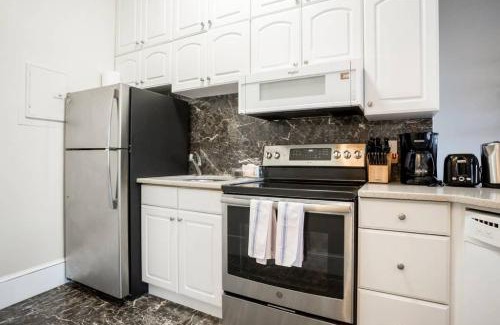 Fenway–Kenmore Apartamento | Classic furnished 1BR in Fenway in Brownstone Bldg