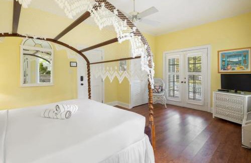 Historic Seaport Hotel | Classic King Balcony at the James House