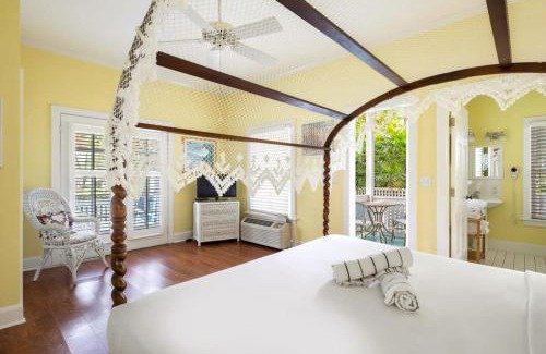 Historic Seaport Hotel | Classic King Balcony at the James House