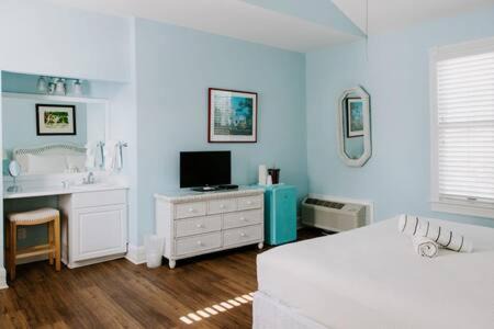 Historic Seaport Hotel | Classic King- Curry Mansion with Heated Pool!