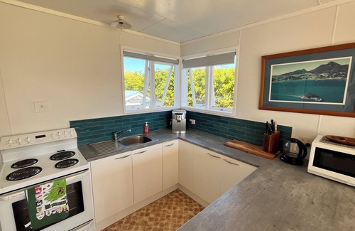 Whangarei Heads Cabaña | Classic Kiwi Bach In Blissful Urquhart Bay - Relax and Recharge