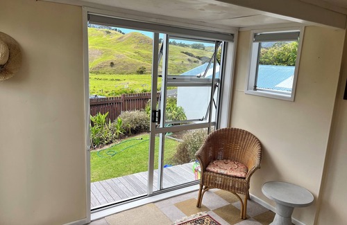 Whangarei Heads Cabaña | Classic Kiwi Bach In Blissful Urquhart Bay - Relax and Recharge