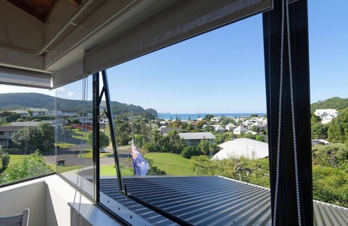 Onemana Casa | Classic Kiwi Beach Bach – 4 Bedrooms of Laid-Back Charm