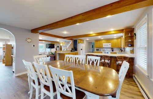 Winthrop Casa | Lakefront home with 3 docks
