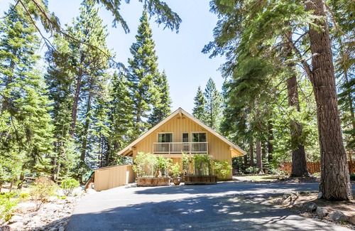 El Dorado County Casa | Classic Lakeside Cabin w/ Private Beach & Dock