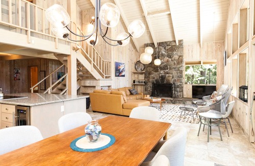 El Dorado County Casa | Classic Lakeside Cabin w/ Private Beach & Dock