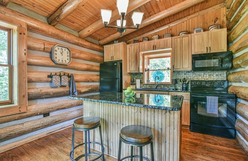Weaverville Cabina | Classic Log Cabin 15 minutes to downtown Asheville-fire pit, pond, fireplace