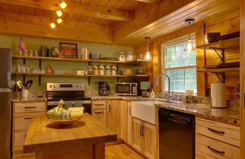 Weaverville Cabina | Classic log cabin 20 minutes to downtown Asheville/hot tub/fire pit/game room