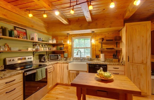 Weaverville Cabina | Classic log cabin 20 minutes to downtown Asheville/hot tub/fire pit/game room