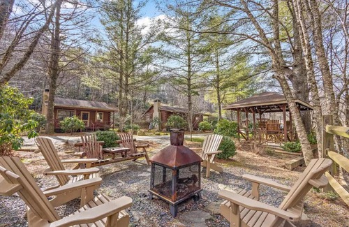 Blowing Rock Casa | Classic Log Cabin & Fireplace on Quiet River
