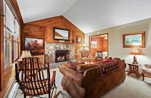 Blowing Rock Casa | Classic Log Cabin & Fireplace on Quiet River