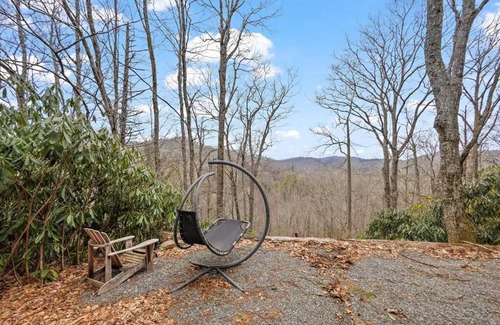 Blowing Rock Casa | Classic Log Cabin & Fireplace on Quiet River