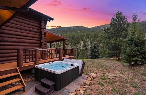 Lyons Casa | Classic Log Cabin near Rocky Mountain National Park and near Skiing