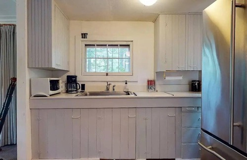 Windham Cabina | Classic Maine Cabin, Private Waterfront Easy Access to Nearby Amenities