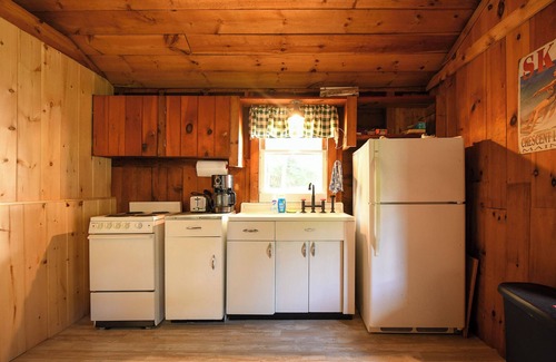 Raymond Cabaña | Classic Maine Cottage in an association with a nice yard and shared beach