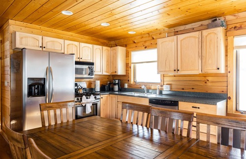 Pitkin County Cabina | Classic Mountain Log Cabin at Dreamy Art & Nature Retreat Center