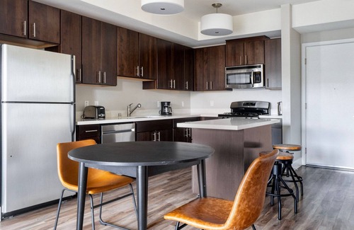 Mountain View Apartamento | Classic Mountain View 2BR w/ Gym & Pool, nr Restaurants, by Blueground