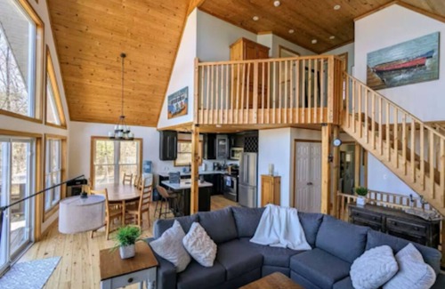 Bala Cabaña | Classic Muskoka Getaway - Hot Tub, Private Beach, Firepit & View!