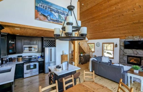 Bala Cabaña | Classic Muskoka Getaway - Hot Tub, Private Beach, Firepit & View!