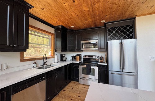 Bala Cabaña | Classic Muskoka Getaway - Hot Tub, Private Beach, Firepit & View!