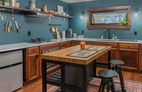 Rumney Cabina | Classic New England Cabin with hot tub, mountains, and river