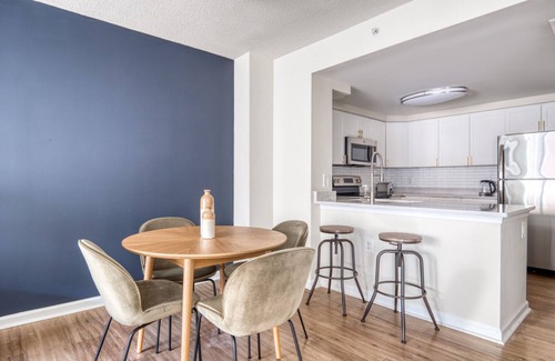North Bethesda Apartamento | Classic North Bethesda 1BR w/ W/D, Pool & Gym, nr Metro, by Blueground