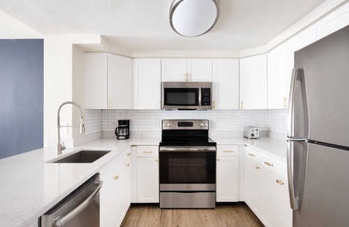 North Bethesda Apartamento | Classic North Bethesda 1BR w/ W/D, Pool & Gym, nr Metro, by Blueground