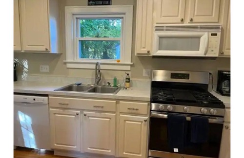 Harters Heights Casa | Classic Notre Dame House .7 mi walk to Campus via Angela or Eddy St. Sleeps 14.